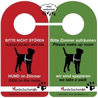 PVC Türhänger Hund im Zimmer "Do not Disturb" wetterfest