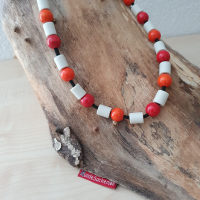 EM Zeckenketteli mit roten und orangen Holzperlen